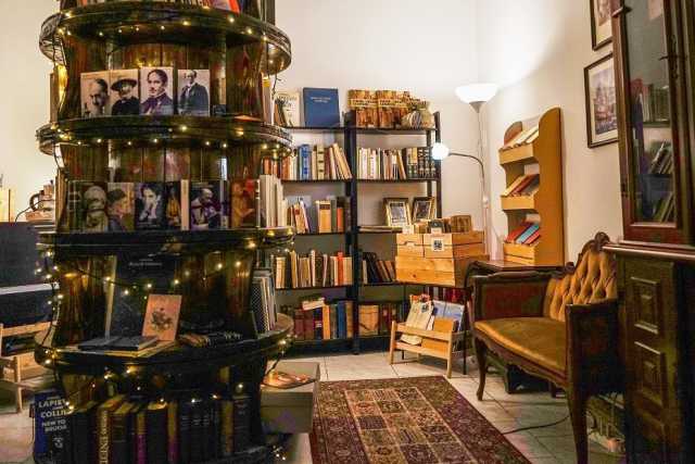 Bari, nel rione San Pasquale la libreria che vende solo volumi di poesia: � l'unica in Italia